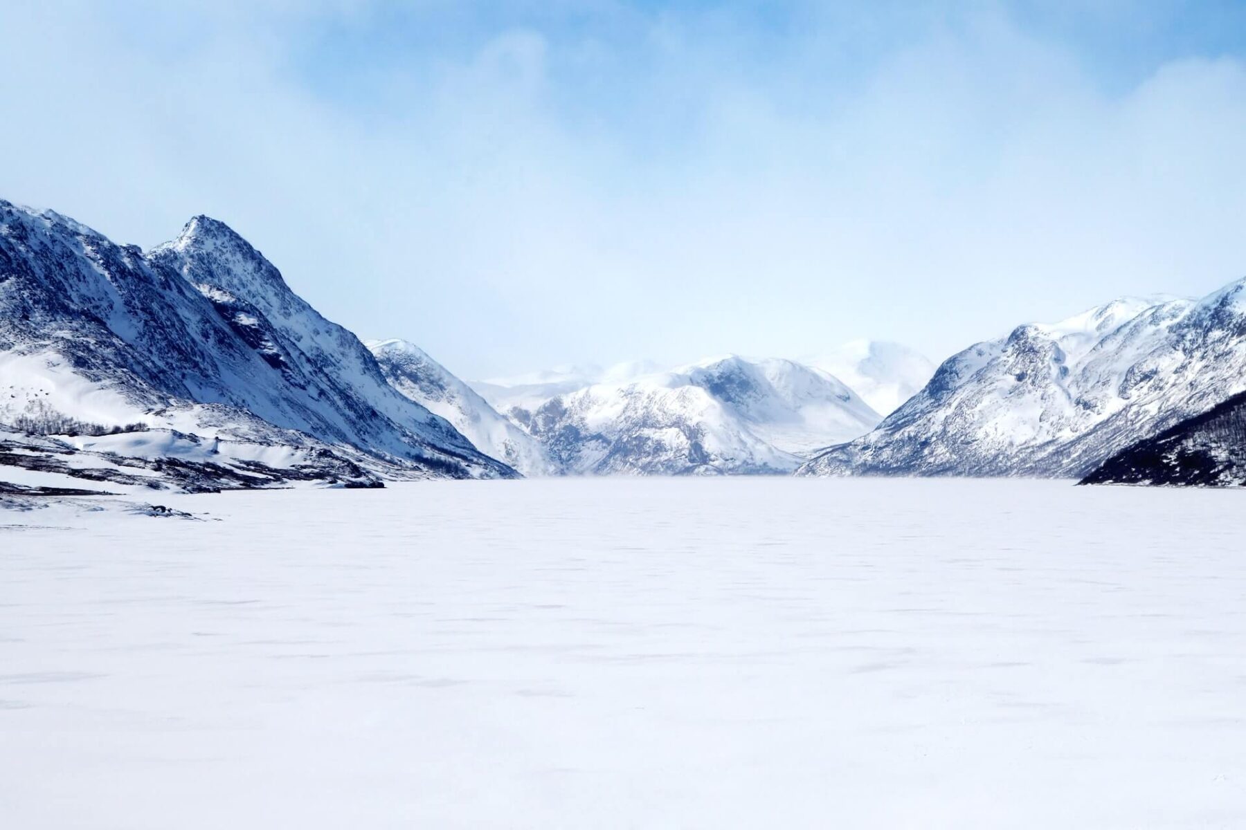 A snowy mountain range with snow on the ground.